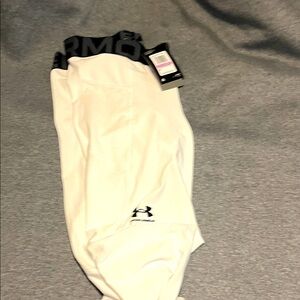 New with tags Under Armour Cream Compression leggings